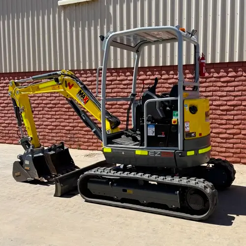 Wacker Neuson 2.7 tonne excavator pic 3